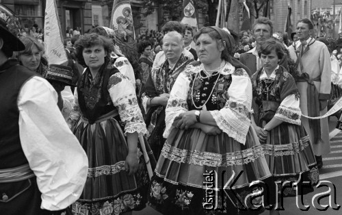 31.05.1981, Warszawa, Polska.
Pogrzeb Kardynała Stefana Wyszyńskiego - uczestnicy pogrzebu ze sztandarami, ubrani w stroje ludowe stoją na Krakowskim Przedmieściu. 
Fot. NN, zbiory Ośrodka KARTA/Independent Polish Agency (IPA) przekazał Józef Lebenbaum