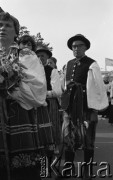 31.05.1981, Warszawa, Polska.
Pogrzeb Kardynała Stefana Wyszyńskiego - uczestnicy pogrzebu z kwiatami, ubrani w stroje ludowe stoją na Krakowskim Przedmieściu. 
Fot. NN, zbiory Ośrodka KARTA/Independent Polish Agency (IPA) przekazał Józef Lebenbaum