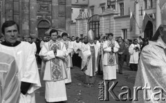 31.05.1981, Warszawa, Polska.
Pogrzeb Kardynała Stefana Wyszyńskiego. Wyprowadzenie trumny z kościoła seminaryjnego. Na pierwszym planie - duchowni, w tle widoczna jest fasada kościoła oraz fragi z kirami.
Fot. NN, zbiory Ośrodka KARTA/Independent Polish Agency (IPA) przekazał Józef Lebenbaum