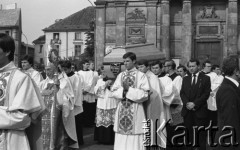 31.05.1981, Warszawa, Polska.
Pogrzeb Kardynała Stefana Wyszyńskiego - wyprowadzenie trumny z kościoła seminaryjnego. 
Fot. NN, zbiory Ośrodka KARTA/Independent Polish Agency (IPA) przekazał Józef Lebenbaum