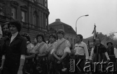 31.05.1981, Warszawa, Polska.
Pogrzeb Kardynała Stefana Wyszyńskiego - uczestnicy pogrzebu w strojach ludowych. 
Fot. NN, zbiory Ośrodka KARTA/Independent Polish Agency (IPA) przekazał Józef Lebenbaum