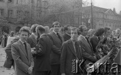 31.05.1981, Warszawa, Polska.
Pogrzeb Kardynała Stefana Wyszyńskiego - członkowie delegacji Solidarności z wieńcem, m.in. Jan Kułaj (w środku), Seweryn Jaworski, ks. Henryk Jankowski. 
Fot. NN, zbiory Ośrodka KARTA/Independent Polish Agency (IPA) przekazał Józef Lebenbaum