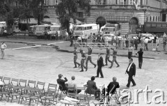 31.05.1981, Warszawa, Polska.
Pogrzeb Kardynała Stefana Wyszyńskiego. Widok z góry na  Plac Zwycięstwa (dzisiejszy Plac Marszałka Józefa Piłsudskiego) podczas przygotowań do uroczystości. Rzędy krzeseł, samochody milicyjne oraz mężczyźni niosący konstrukcję od ołtarza.
Fot. NN, zbiory Ośrodka KARTA/Independent Polish Agency (IPA) przekazał Józef Lebenbaum