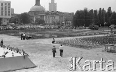31.05.1981, Warszawa, Polska.
Pogrzeb Kardynała Stefana Wyszyńskiego. Widok z góry na  Plac Zwycięstwa (dzisiejszy Plac Marszałka Józefa Piłsudskiego) podczas przygotowań do uroczystości. W tle - Zachęta i kopuła Kościoła Ewangelicko-Augsburskiego.
Fot. NN, zbiory Ośrodka KARTA/Independent Polish Agency (IPA) przekazał Józef Lebenbaum