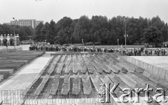 31.05.1981, Warszawa, Polska.
Pogrzeb Kardynała Stefana Wyszyńskiego. Widok z góry na  Plac Zwycięstwa (dzisiejszy Plac Marszałka Józefa Piłsudskiego) podczas przygotowań do uroczystości. Rzędy krzeseł, wierni, Grób Nieznanego Żołnierza. 
Fot. NN, zbiory Ośrodka KARTA/Independent Polish Agency (IPA) przekazał Józef Lebenbaum
