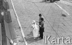 31.05.1981, Warszawa, Polska.
Pogrzeb Kardynała Stefana Wyszyńskiego. Widok z góry na  Plac Zwycięstwa (dzisiejszy Plac Marszałka Józefa Piłsudskiego) podczas przygotowań do uroczystości. Dwaj mężczyźni i starsza kobieta ubrana na biało.
Fot. NN, zbiory Ośrodka KARTA/Independent Polish Agency (IPA) przekazał Józef Lebenbaum