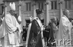 31.05.1981, Warszawa, Polska.
Pogrzeb Kardynała Stefana Wyszyńskiego - hierachowie Kościoła Katolickiego oraz zwierzchnik Polskiego Autokefalicznego Kościoła Prawosławnego Bazyli.  
Fot. NN, zbiory Ośrodka KARTA/Independent Polish Agency (IPA) przekazał Józef Lebenbaum