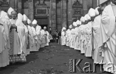 31.05.1981, Warszawa, Polska.
Pogrzeb Kardynała Stefana Wyszyńskiego - hierachowie Kościoła Katolickiego. 
Fot. NN, zbiory Ośrodka KARTA/Independent Polish Agency (IPA) przekazał Józef Lebenbaum