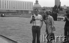 31.05.1981, Warszawa, Polska.
Pogrzeb Kardynała Stefana Wyszyńskiego - Plac Zwycięstwa (dzisiejszy Plac Marszałka Józefa Piłsudskiego) podczas przygotowań do uroczystości. Służby porządkowe, w tle - wierni, Hotel Victoria oraz kopuła Kościoła Ewangelicko-Augsburskiego.
Fot. NN, zbiory Ośrodka KARTA/Independent Polish Agency (IPA) przekazał Józef Lebenbaum
