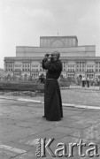 31.05.1981, Warszawa, Polska.
Pogrzeb Kardynała Stefana Wyszyńskiego - duchowny robi zdjęcie. W tle - gmach Teatru Wielkiego. 
Fot. NN, zbiory Ośrodka KARTA/Independent Polish Agency (IPA) przekazał Józef Lebenbaum