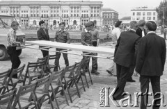 31.05.1981, Warszawa, Polska.
Pogrzeb Kardynała Stefana Wyszyńskiego - Plac Zwycięstwa (dzisiejszy Plac Marszałka Józefa Piłsudskiego) podczas przygotowań do uroczystości. Mężczyźni niosą fragment konstrukcji ołtarza. W tle - Teatr Wielki.
Fot. NN, zbiory Ośrodka KARTA/Independent Polish Agency (IPA) przekazał Józef Lebenbaum