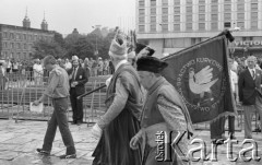31.05.1981, Warszawa, Polska.
Pogrzeb Kardynała Stefana Wyszyńskiego - członkowie Bractwa Kurkowego (Towarzystwa Strzeleckiego) w tradycyjnych strojach ze sztandarem. W tle - Hotel Victoria.
Fot. NN, zbiory Ośrodka KARTA/Independent Polish Agency (IPA) przekazał Józef Lebenbaum