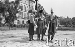 31.05.1981, Warszawa, Polska.
Pogrzeb Kardynała Stefana Wyszyńskiego - członkowie Bractwa Kurkowego (Towarzystwa Strzeleckiego) w tradycyjnych strojach, trzymają sztandar. W tle - wierni przybyli na mszę.
Fot. NN, zbiory Ośrodka KARTA/Independent Polish Agency (IPA) przekazał Józef Lebenbaum