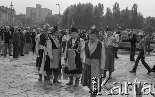 31.05.1981, Warszawa, Polska.
Pogrzeb Kardynała Stefana Wyszyńskiego - członkowie Bractwa Kurkowego (Towarzystwa Strzeleckiego) w tradycyjnych strojach. W tle - wierni przybyli na mszę.
Fot. NN, zbiory Ośrodka KARTA/Independent Polish Agency (IPA) przekazał Józef Lebenbaum