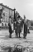 31.05.1981, Warszawa, Polska.
Pogrzeb Kardynała Stefana Wyszyńskiego - członkowie Bractwa Kurkowego (Towarzystwa Strzeleckiego) w tradycyjnych strojach, trzymają sztandar.
Fot. NN, zbiory Ośrodka KARTA/Independent Polish Agency (IPA) przekazał Józef Lebenbaum