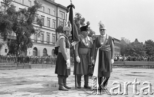 31.05.1981, Warszawa, Polska.
Pogrzeb Kardynała Stefana Wyszyńskiego - członkowie Bractwa Kurkowego (Towarzystwa Strzeleckiego) w tradycyjnych strojach, trzymają sztandar.
Fot. NN, zbiory Ośrodka KARTA/Independent Polish Agency (IPA) przekazał Józef Lebenbaum