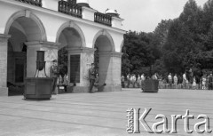 31.05.1981, Warszawa, Polska.
Pogrzeb Kardynała Stefana Wyszyńskiego. Plac Zwycięstwa (dzisiejszy Plac Marszałka Józefa Piłsudskiego) podczas przygotowań do uroczystości - warta przy Grobie Nieznanego Żołnierza.
Fot. NN, zbiory Ośrodka KARTA/Independent Polish Agency (IPA) przekazał Józef Lebenbaum