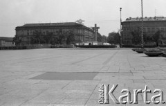 31.05.1981, Warszawa, Polska.
Pogrzeb Kardynała Stefana Wyszyńskiego. Plac Zwycięstwa (dzisiejszy Plac Marszałka Józefa Piłsudskiego) podczas przygotowań do uroczystości - widok na ołtarz.
Fot. NN, zbiory Ośrodka KARTA/Independent Polish Agency (IPA) przekazał Józef Lebenbaum