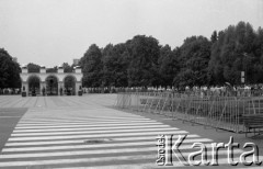 31.05.1981, Warszawa, Polska.
Pogrzeb Kardynała Stefana Wyszyńskiego. Plac Zwycięstwa (dzisiejszy Plac Marszałka Józefa Piłsudskiego) podczas przygotowań do uroczystości. Przejście dla pieszych, sektory, Grób Nieznanego Żołnierza.
Fot. NN, zbiory Ośrodka KARTA/Independent Polish Agency (IPA) przekazał Józef Lebenbaum