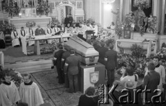 31.05.1981, Warszawa, Polska.
Pogrzeb Kardynała Stefana Wyszyńskiego - pożegnanie w kościele seminaryjnym. Widok z góry na: duchownych, wiernych, trumnę i kwiaty.
Fot. NN, zbiory Ośrodka KARTA/Independent Polish Agency (IPA) przekazał Józef Lebenbaum