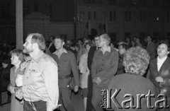 31.05.1981, Warszawa, Polska.
Pogrzeb Kardynała Stefana Wyszyńskiego - wierni uczestniczący w ceremonii.
Fot. NN, zbiory Ośrodka KARTA/Independent Polish Agency (IPA) przekazał Józef Lebenbaum