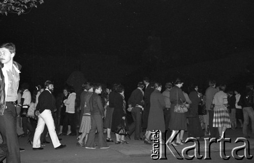 31.05.1981, Warszawa, Polska.
Pogrzeb Kardynała Stefana Wyszyńskiego - wierni uczestniczący w ceremonii.
Fot. NN, zbiory Ośrodka KARTA/Independent Polish Agency (IPA) przekazał Józef Lebenbaum
