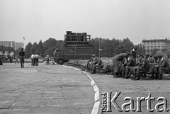 31.05.1981, Warszawa, Polska.
Pogrzeb Kardynała Stefana Wyszyńskiego. Plac Zwycięstwa (dzisiejszy Plac Marszałka Józefa Piłsudskiego) podczas przygotowań do uroczystości. Żołnierze siedzą na ławkach.
Fot. NN, zbiory Ośrodka KARTA/Independent Polish Agency (IPA) przekazał Józef Lebenbaum