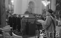 31.05.1981, Warszawa, Polska.
Pogrzeb Kardynała Stefana Wyszyńskiego - pożegnanie w kościele seminaryjnym. Trumna na katafalku. Kapłan na pierwszym planie, w tle - wierni.
Fot. NN, zbiory Ośrodka KARTA/Independent Polish Agency (IPA) przekazał Józef Lebenbaum