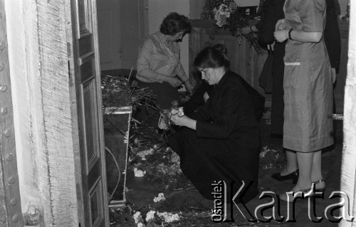 31.05.1981, Warszawa, Polska.
Pogrzeb Kardynała Stefana Wyszyńskiego - kobiety przygotowywują kwiaty. 
Fot. NN, zbiory Ośrodka KARTA/Independent Polish Agency (IPA) przekazał Józef Lebenbaum