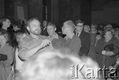 31.05.1981, Warszawa, Polska.
Pogrzeb Kardynała Stefana Wyszyńskiego - żałobnicy przed kościołem seminaryjnym. 
Fot. NN, zbiory Ośrodka KARTA/Independent Polish Agency (IPA) przekazał Józef Lebenbaum