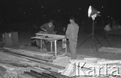31.05.1981, Warszawa, Polska.
Pogrzeb Kardynała Stefana Wyszyńskiego - przygotowania do uroczystości. Budowa ołtarza - przycinanie desek.
Fot. NN, zbiory Ośrodka KARTA/Independent Polish Agency (IPA) przekazał Józef Lebenbaum