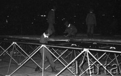 31.05.1981, Warszawa, Polska.
Pogrzeb Kardynała Stefana Wyszyńskiego. Przygotowania do uroczystości - budowa ołtarza.
Fot. NN, zbiory Ośrodka KARTA/Independent Polish Agency (IPA) przekazał Józef Lebenbaum