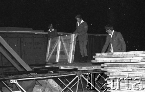 31.05.1981, Warszawa, Polska.
Pogrzeb Kardynała Stefana Wyszyńskiego. Przygotowania do uroczystości - budowa ołtarza.
Fot. NN, zbiory Ośrodka KARTA/Independent Polish Agency (IPA) przekazał Józef Lebenbaum