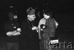 31.05.1981, Warszawa, Polska.
Pogrzeb Kardynała Stefana Wyszyńskiego - przygotowania do uroczystości. Działacze Solidarności rozmawiają z dostojnikiem kościelnym.
Fot. NN, zbiory Ośrodka KARTA/Independent Polish Agency (IPA) przekazał Józef Lebenbaum