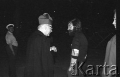 31.05.1981, Warszawa, Polska.
Pogrzeb Kardynała Stefana Wyszyńskiego - przygotowania do uroczystości. Działacz Solidarności rozmawia z dostojnikiem kościelnym.
Fot. NN, zbiory Ośrodka KARTA/Independent Polish Agency (IPA) przekazał Józef Lebenbaum