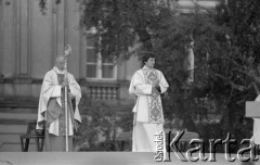 31.05.1981, Warszawa, Polska.
Pogrzeb Kardynała Stefana Wyszyńskiego - msza żałobna na Placu Zwycięstwa (dzisiejszym Placu Marszałka Józefa Piłsudskiego). 
Fot. NN, zbiory Ośrodka KARTA/Independent Polish Agency (IPA) przekazał Józef Lebenbaum
