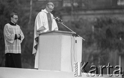 31.05.1981, Warszawa, Polska.
Pogrzeb Kardynała Stefana Wyszyńskiego - msza żałobna na Placu Zwycięstwa (dzisiejszym Placu Marszałka Józefa Piłsudskiego). Kardynał Franciszek Macharski wygłasza homilię.
Fot. NN, zbiory Ośrodka KARTA/Independent Polish Agency (IPA) przekazał Józef Lebenbaum