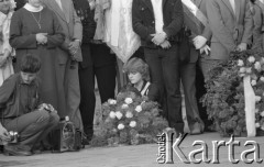 31.05.1981, Warszawa, Polska.
Pogrzeb Kardynała Stefana Wyszyńskiego - msza żałobna na Placu Zwycięstwa (dzisiejszym Placu Marszałka Józefa Piłsudskiego). Wierni trzymają wieńce kwiatów. Po lewej stronie - mężczyzna z aparatem fotograficznym.
Fot. NN, zbiory Ośrodka KARTA/Independent Polish Agency (IPA) przekazał Józef Lebenbaum