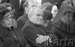 31.05.1981, Warszawa, Polska.
Pogrzeb Kardynała Stefana Wyszyńskiego - wierni w strojach żałobnych podczas mszy na Placu Zwycięstwa (dzisiejszym Placu Marszałka Józefa Piłsudskiego).
Fot. NN, zbiory Ośrodka KARTA/Independent Polish Agency (IPA) przekazał Józef Lebenbaum