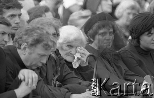 31.05.1981, Warszawa, Polska.
Pogrzeb Kardynała Stefana Wyszyńskiego - wierni w strojach żałobnych podczas mszy na Placu Zwycięstwa (dzisiejszym Placu Marszałka Józefa Piłsudskiego).
Fot. NN, zbiory Ośrodka KARTA/Independent Polish Agency (IPA) przekazał Józef Lebenbaum