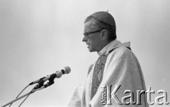 31.05.1981, Warszawa, Polska.
Pogrzeb Kardynała Stefana Wyszyńskiego - msza żałobna na Placu Zwycięstwa (dzisiejszym Placu Marszałka Józefa Piłsudskiego). Kardynał Franciszek Macharski wygłasza homilię.
Fot. NN, zbiory Ośrodka KARTA/Independent Polish Agency (IPA) przekazał Józef Lebenbaum