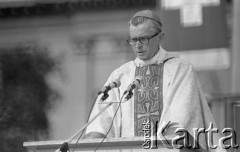 31.05.1981, Warszawa, Polska.
Pogrzeb Kardynała Stefana Wyszyńskiego - msza żałobna na Placu Zwycięstwa (dzisiejszym Placu Marszałka Józefa Piłsudskiego). Kardynał Franciszek Macharski wygłasza homilię.
Fot. NN, zbiory Ośrodka KARTA/Independent Polish Agency (IPA) przekazał Józef Lebenbaum