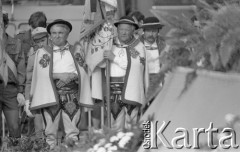 31.05.1981, Warszawa, Polska.
Pogrzeb Kardynała Stefana Wyszyńskiego - msza żałobna na Placu Zwycięstwa (dzisiejszym Placu Marszałka Józefa Piłsudskiego). Delegacja z Podhala ze sztandarem.
Fot. NN, zbiory Ośrodka KARTA/Independent Polish Agency (IPA) przekazał Józef Lebenbaum