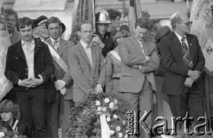 31.05.1981, Warszawa, Polska.
Pogrzeb Kardynała Stefana Wyszyńskiego - msza żałobna na Placu Zwycięstwa (dzisiejszym Placu Marszałka Józefa Piłsudskiego). Delegacje z wieńcami i sztandarami.
Fot. NN, zbiory Ośrodka KARTA/Independent Polish Agency (IPA) przekazał Józef Lebenbaum