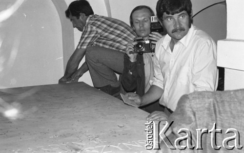 31.05.1981, Warszawa, Polska.
Pogrzeb Kardynała Stefana Wyszyńskiego - przygotowanie krypty w Katedrze św. Jana. 
Fot. NN, zbiory Ośrodka KARTA/Independent Polish Agency (IPA) przekazał Józef Lebenbaum