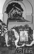 31.05.1981, Warszawa, Polska.
Pogrzeb Kardynała Stefana Wyszyńskiego. Krypta w Katedrze św. Jana - wieńce kwiatów złożone wokół grobowca. 
Fot. NN, zbiory Ośrodka KARTA/Independent Polish Agency (IPA) przekazał Józef Lebenbaum