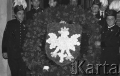 31.05.1981, Warszawa, Polska.
Pogrzeb Kardynała Stefana Wyszyńskiego - delegacja górników z wieńcem, na którym kwiaty ułożone zostały w kształt orła.
Fot. NN, zbiory Ośrodka KARTA/Independent Polish Agency (IPA) przekazał Józef Lebenbaum