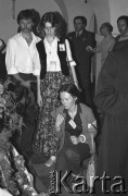 31.05.1981, Warszawa, Polska.
Pogrzeb Kardynała Stefana Wyszyńskiego - wierni z opaskami Solidarności na ramieniu modlą się w krypcie grobowej.
Fot. NN, zbiory Ośrodka KARTA/Independent Polish Agency (IPA) przekazał Józef Lebenbaum