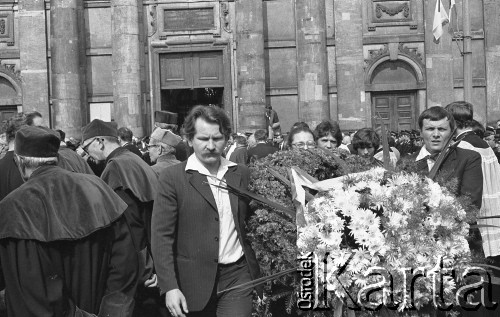 31.05.1981, Warszawa, Polska.
Pogrzeb Kardynała Stefana Wyszyńskiego - uczestnicy ceremonii z wieńcem oraz duchowni przed kościołem seminaryjnym. 
Fot. NN, zbiory Ośrodka KARTA/Independent Polish Agency (IPA) przekazał Józef Lebenbaum