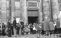 31.05.1981, Warszawa, Polska.
Pogrzeb Kardynała Stefana Wyszyńskiego - delegacje z wieńcami oraz duchowni przed kościołem seminaryjnym. 
Fot. NN, zbiory Ośrodka KARTA/Independent Polish Agency (IPA) przekazał Józef Lebenbaum